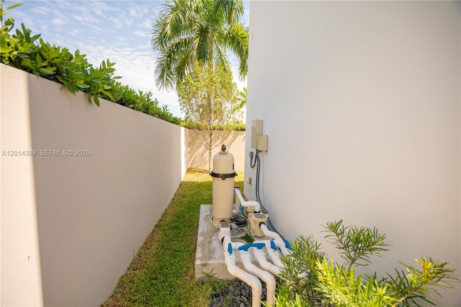 Exterior details and patio area of a home in , Doral (Image 36).