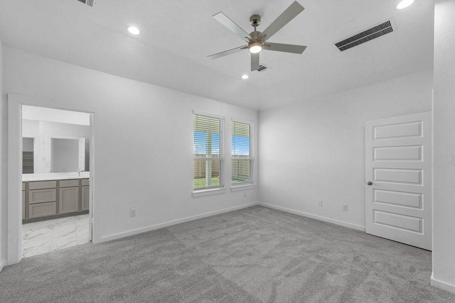 Spacious, unfurnished interior of a new home in Huntington Place, Rosharon (Image 16).