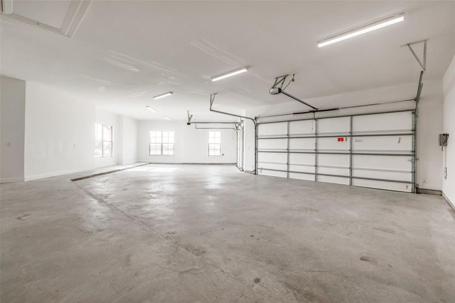 Spacious, unfurnished interior of a new home in Arborwood, Waller (Image 32).