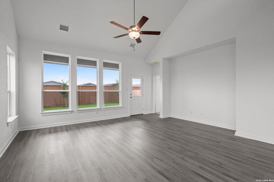 Spacious, unfurnished interior of a new home in Sunflower Ridge, New Braunfels (Image 30).