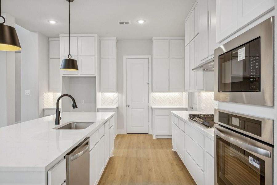 Furnished interior view inside a new home in Dove Hollow, Waxahachie (Image 8). Furnished interior view inside a new home in Dove Hollow, Waxahachie (Image 8).