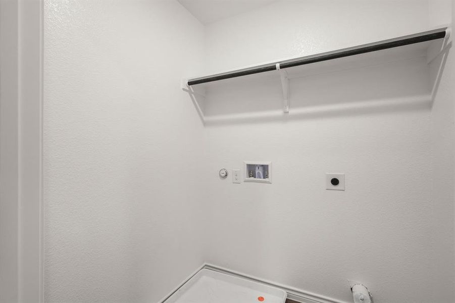 Spacious, unfurnished interior of a new home in Deer Creek, Crowley (Image 22).