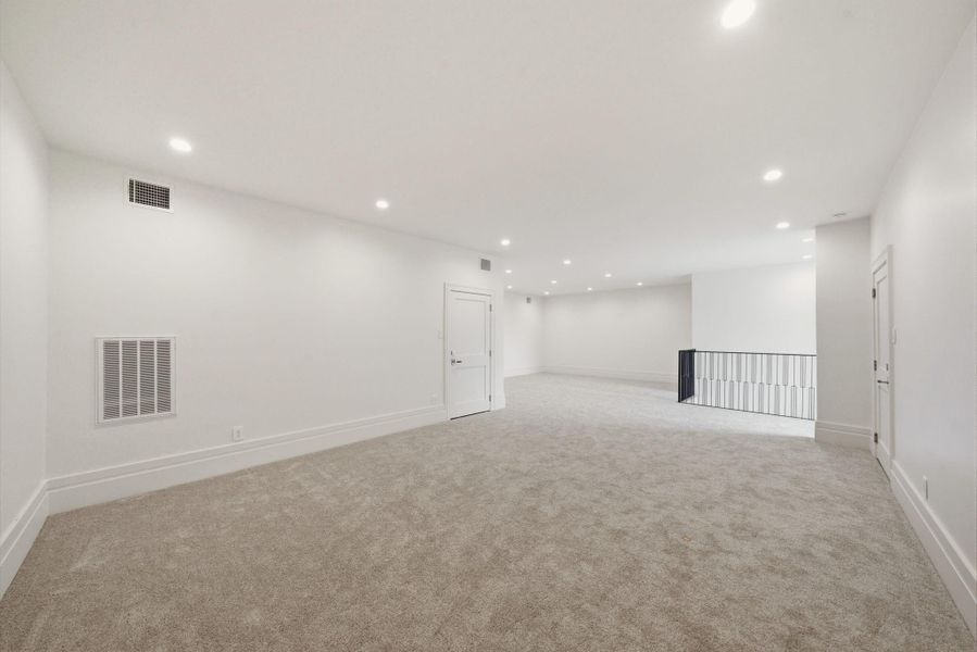 Spacious, unfurnished interior of a new home in , Houston (Image 40).