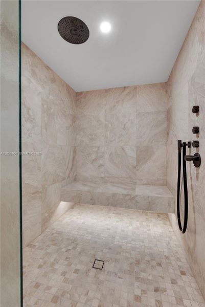 Rain shower with lymphatic system hose