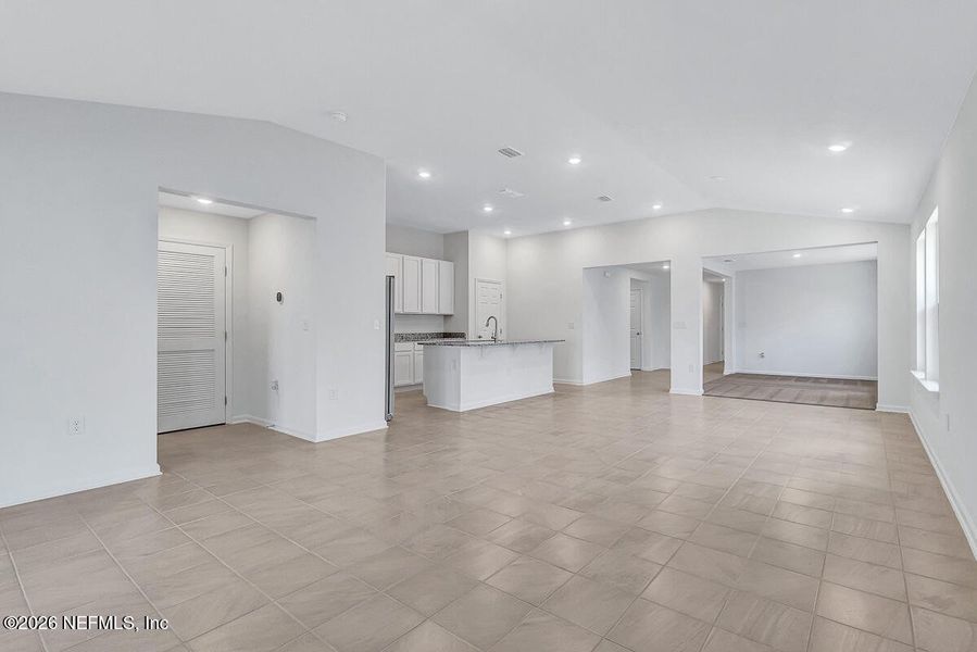 Spacious, unfurnished interior of a new home in Panther Creek, Jacksonville (Image 11).