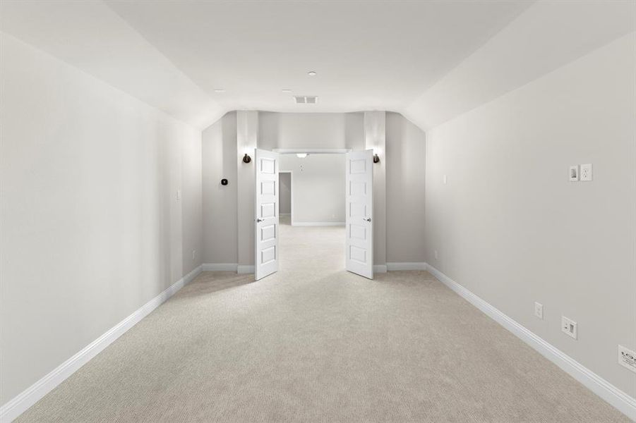 22. 708 Splendor - Media