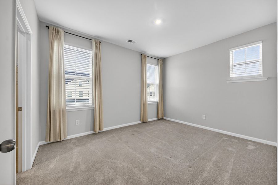 Spacious, unfurnished interior of a new home in , Summerville (Image 38).