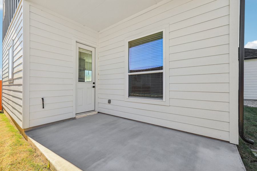 Exterior details and patio area of a home in Foxfield, Austin (Image 26).