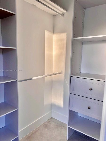 Spacious, unfurnished interior of a new home in , Deerfield Beach (Image 13).