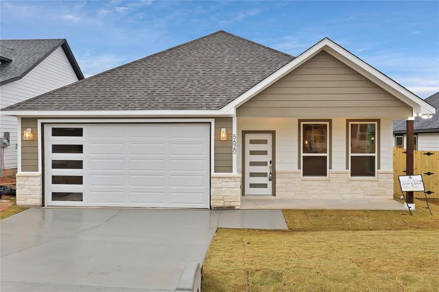 Exterior details and patio area of a home in , Granbury (Image 19).