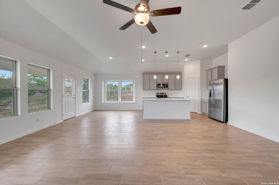 Spacious, unfurnished interior of a new home in Chaparral Ranch, Floresville (Image 35).
