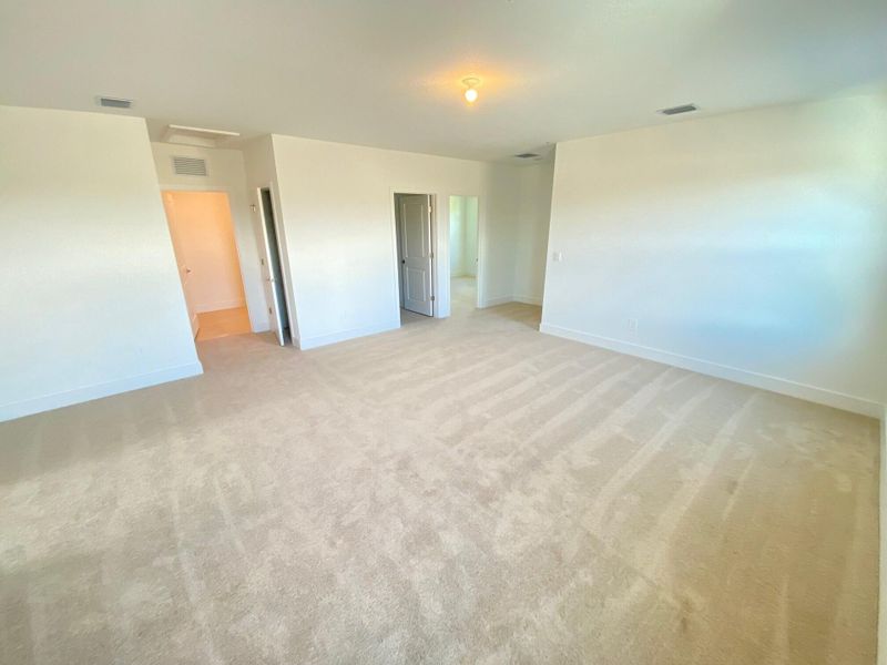 Spacious, unfurnished interior of a new home in Preserves at Park Trace, Stuart (Image 9).