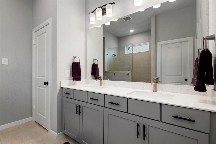 Furnished interior view inside a new home in The Grand Prairie 40’, Hockley (Image 14).