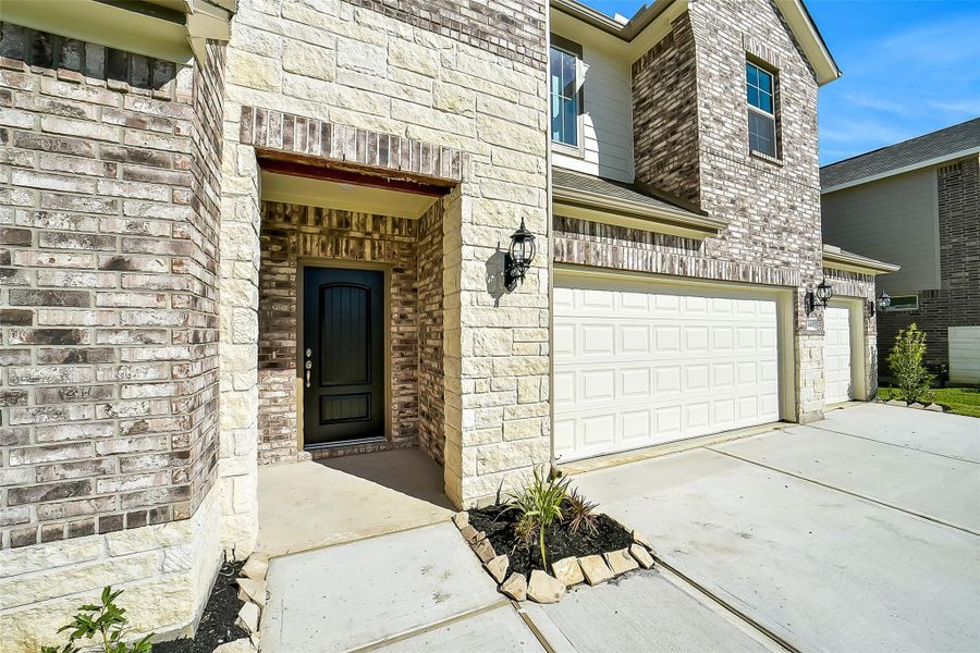 Exterior details and patio area of a home in Stone Creek Ranch, Hockley (Image 27).