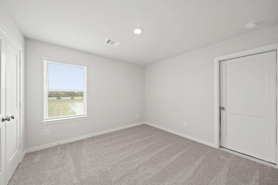 Spacious, unfurnished interior of a new home in Valor Park, Bay City (Image 20).