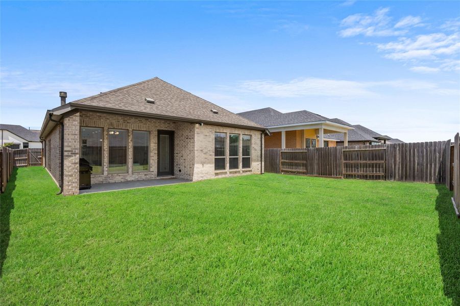 Exterior details and patio area of a home in Amira, Tomball (Image 3).