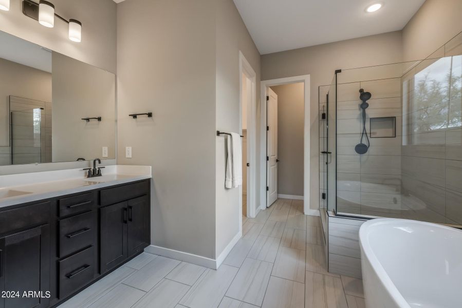 23) MASTER BATH