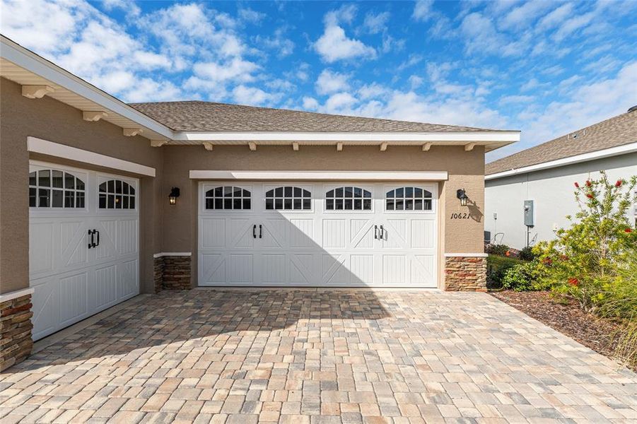 Exterior details and patio area of a home in , Ocala (Image 4).