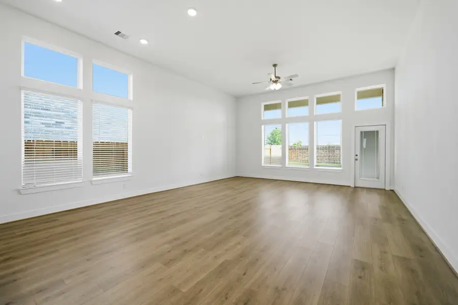 Spacious, unfurnished interior of a new home in Sunterra Lakes, Brookshire (Image 26).