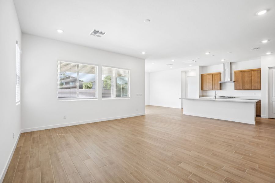 Spacious, unfurnished interior of a new home in Terraza, San Tan Valley (Image 15).