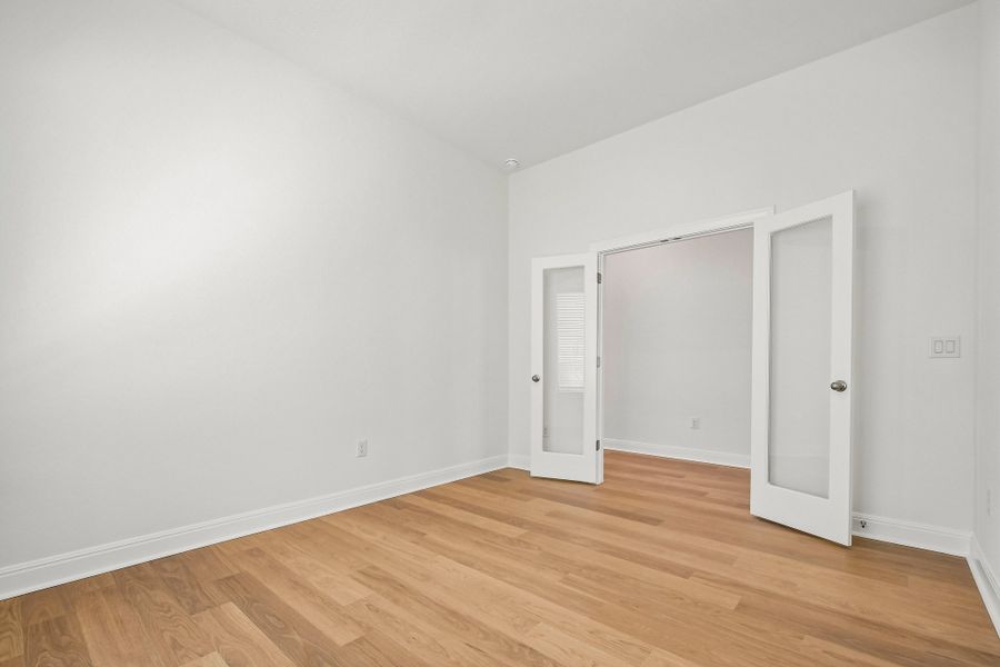 Spacious, unfurnished interior of a new home in Persimmon, Buda (Image 21).
