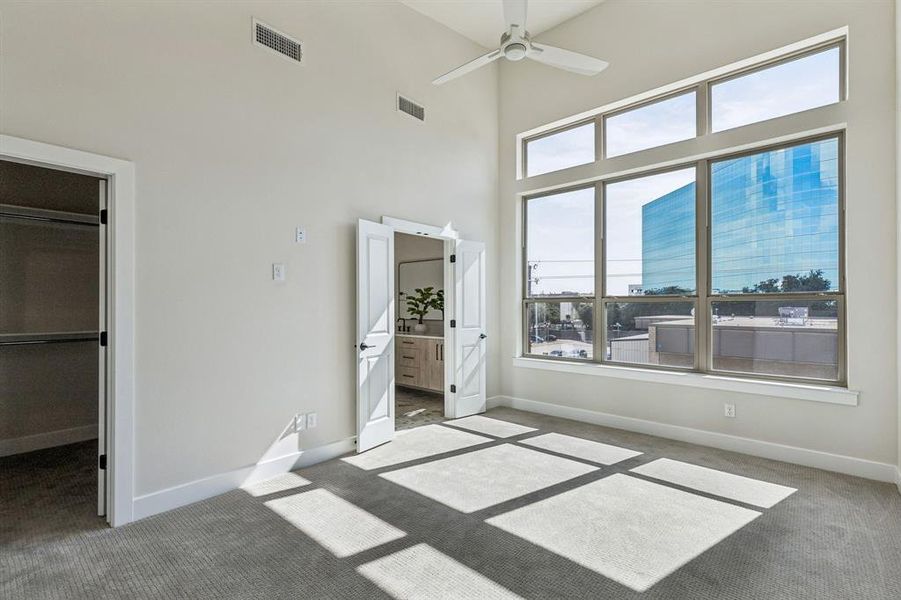 Soaring 14 ft ceiling, ensuite bathroom, ceiling fan and a spacious walk in closet