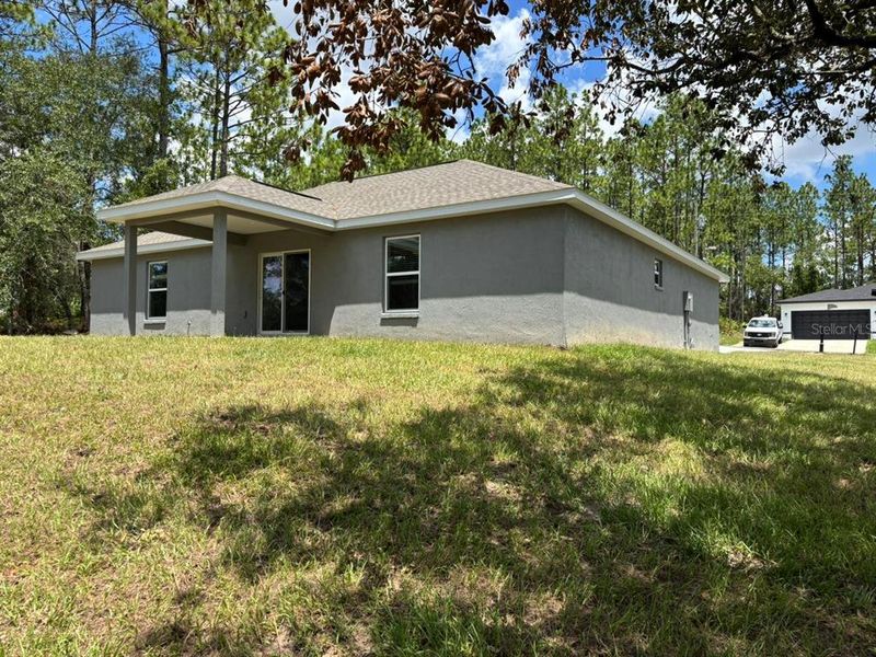 Exterior details and patio area of a home in , Dunnellon (Image 3).