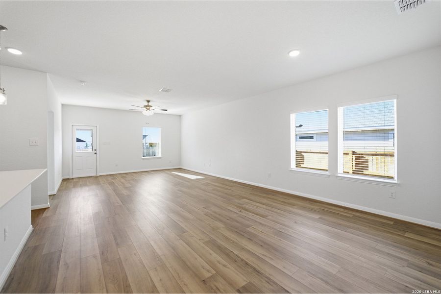 Spacious, unfurnished interior of a new home in Cloud Country, New Braunfels (Image 25).