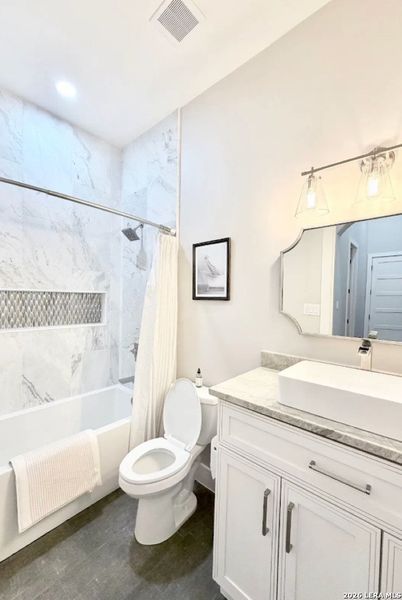 Furnished interior view inside a new home in , Bandera (Image 3).