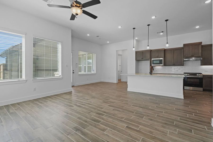 Spacious, unfurnished interior of a new home in Riceland Alley Loads, Mont Belvieu (Image 13).
