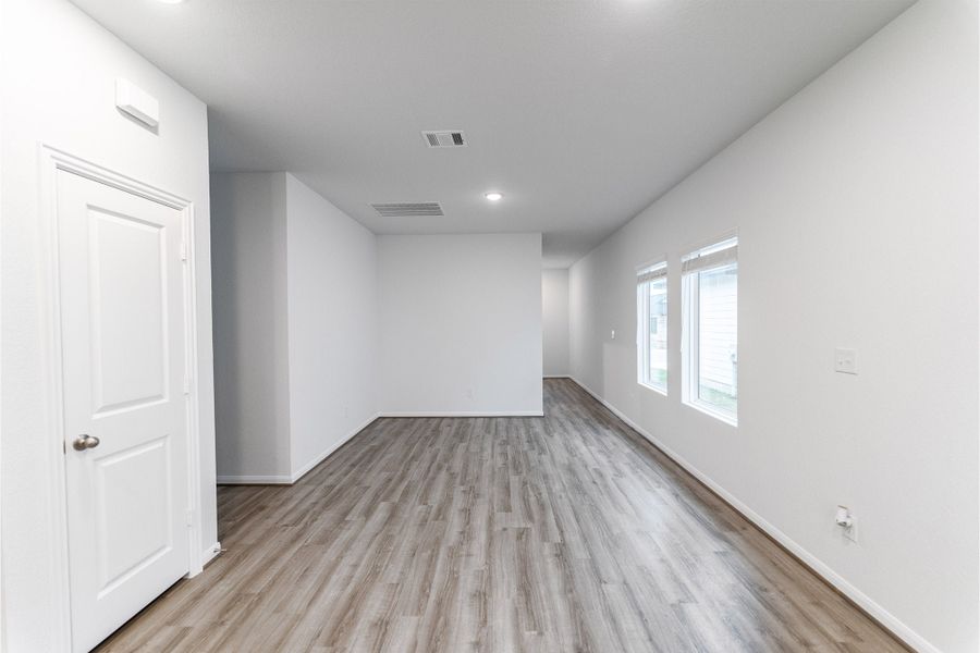 Spacious, unfurnished interior of a new home in Cool Water, Jarrell (Image 7).