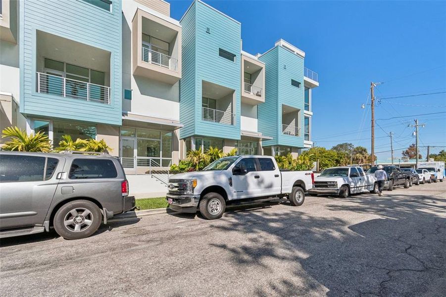 Condo located in Sarasota, FL showcasing its design and architecture (Image 40).