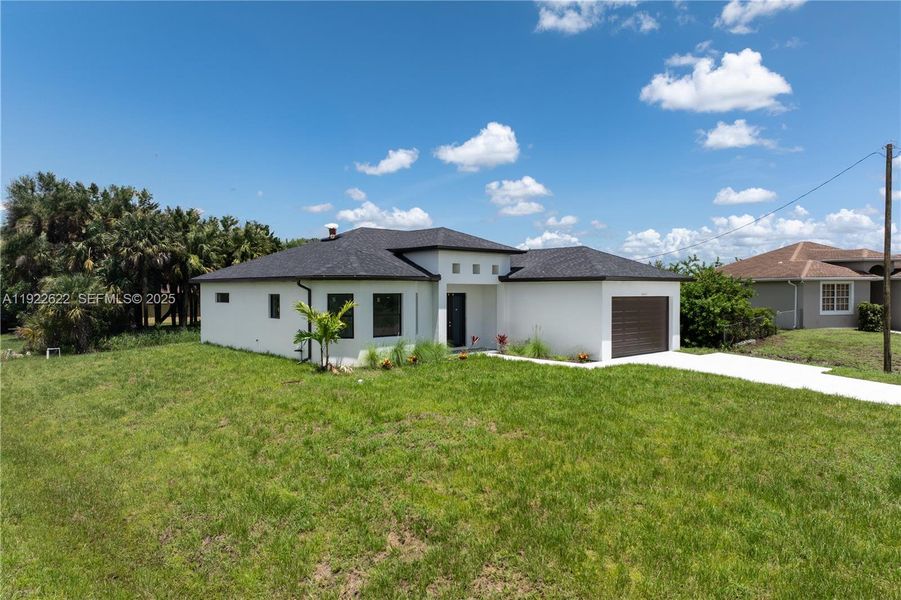 Exterior details and patio area of a home in , Lehigh Acres (Image 4).