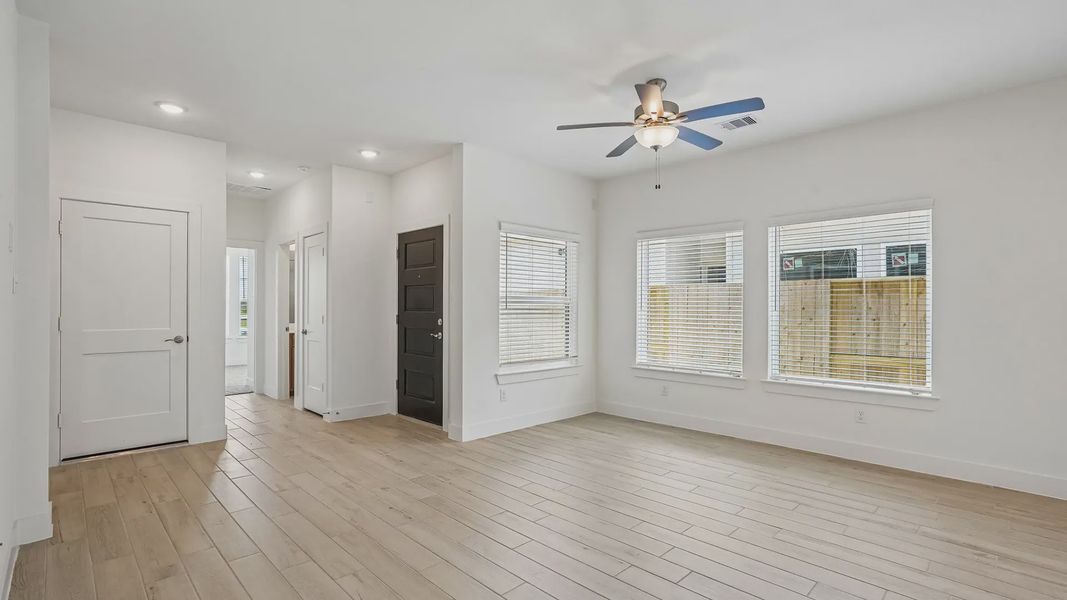 Spacious, unfurnished interior of a new home in Meridiana Townhomes, Iowa Colony (Image 14).