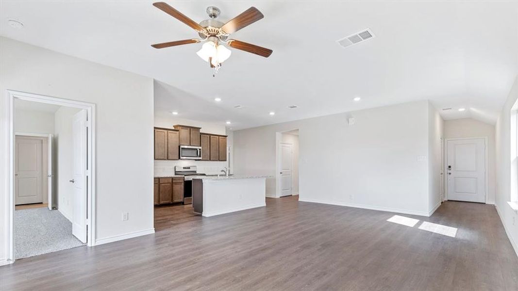 Spacious, unfurnished interior of a new home in Bel Air Village, Sherman (Image 12).