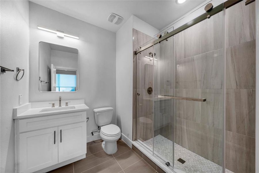 Furnished interior view inside a new home in , Farmers Branch (Image 28).