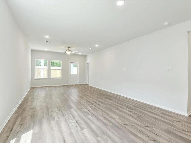 Spacious, unfurnished interior of a new home in Caney Creek Place, Conroe (Image 16).