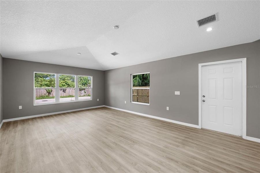 Spacious, unfurnished interior of a new home in , Sarasota (Image 28).