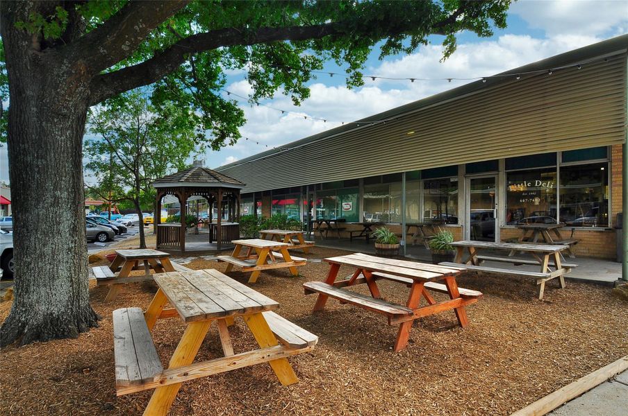 Get your Little Deli fix in charming, small neighborhood shopping center.