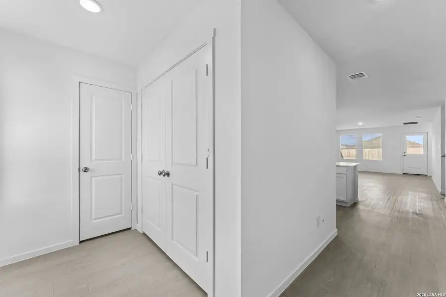 Spacious, unfurnished interior of a new home in Sky Ranch, New Braunfels (Image 12).