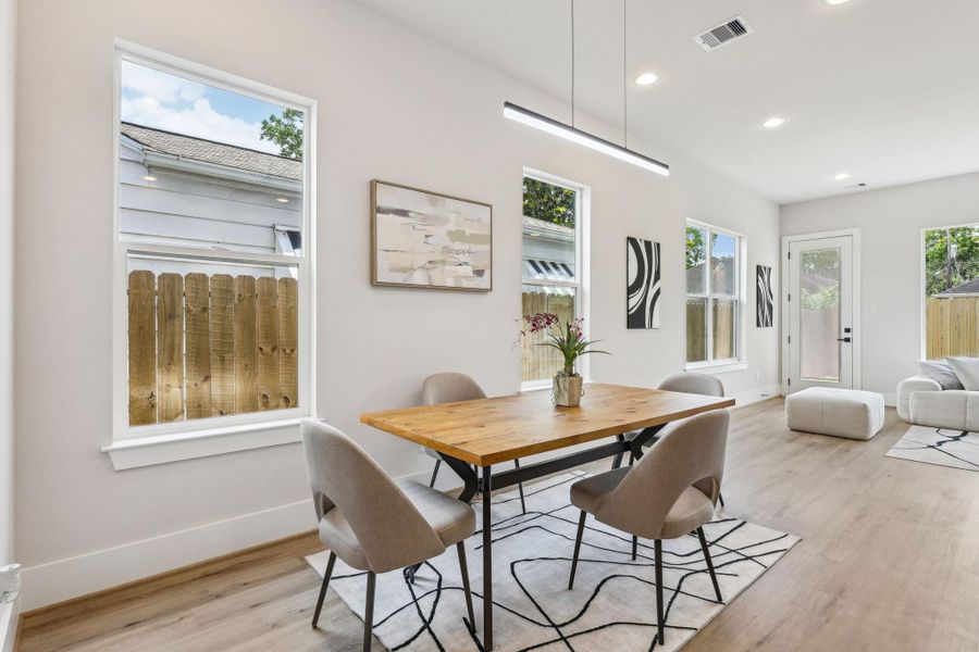 Dinning Area can fit 6 people