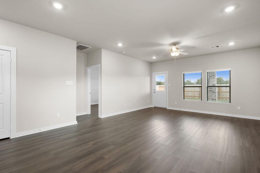 Spacious, unfurnished interior of a new home in Creekhaven, Rosharon (Image 9).