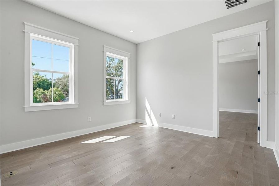 Spacious, unfurnished interior of a new home in , St. Petersburg (Image 49).