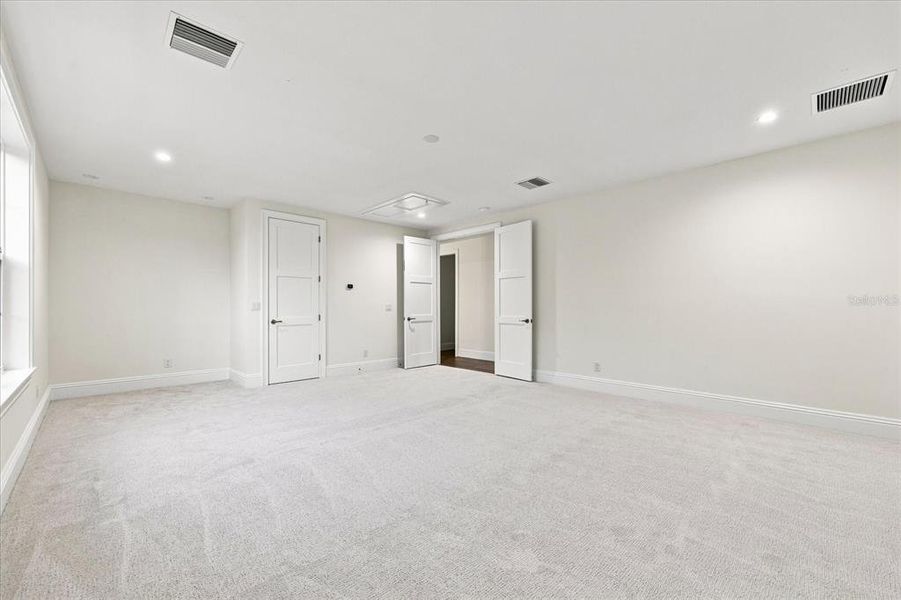 Spacious, unfurnished interior of a new home in , Tampa (Image 60).