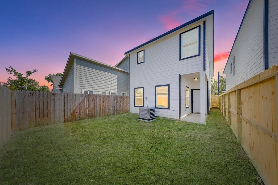 The backyard is a blank canvas with ample green space, giving you the freedom to design your dream outdoor retreat. Whether you envision a garden, play area, or outdoor entertainment space, this yard offers endless possibilities for creativity and personalization.