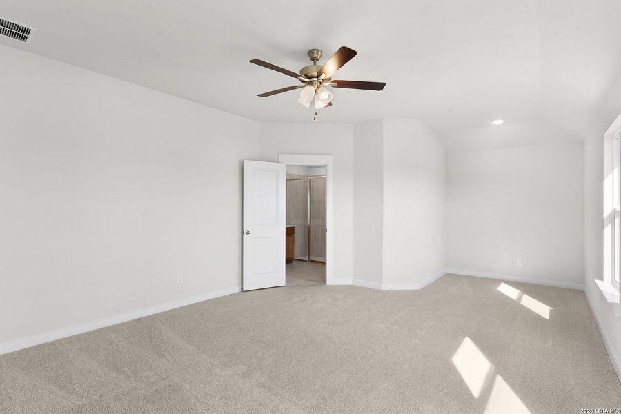 Spacious, unfurnished interior of a new home in Westridge, San Antonio (Image 30).