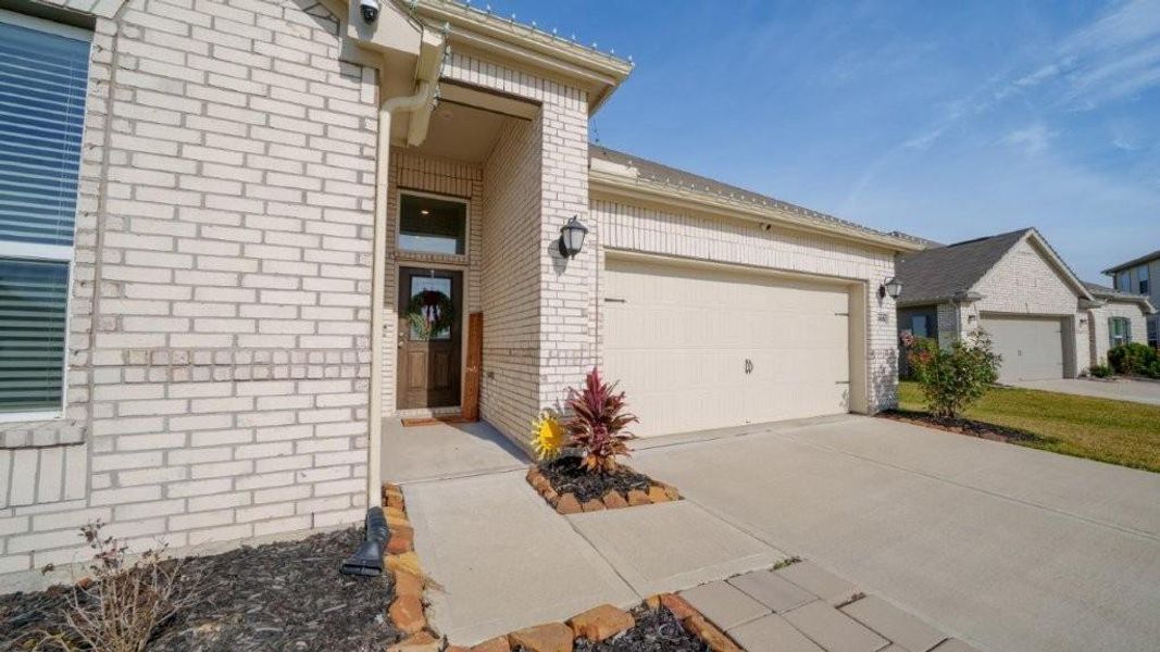 Exterior details and patio area of a home in , Alvin (Image 3).
