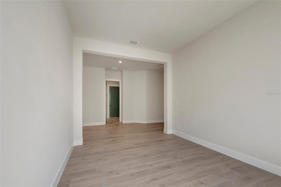Spacious, unfurnished interior of a new home in Palmera Wellen Park – Executive Series, Venice (Image 19). Spacious, unfurnished interior of a new home in Palmera Wellen Park – Executive Series, Venice (Image 19).