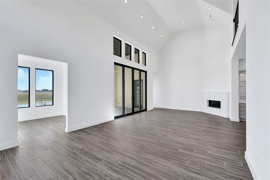 Spacious, unfurnished interior of a new home in Cross Creek West, Fulshear (Image 39).