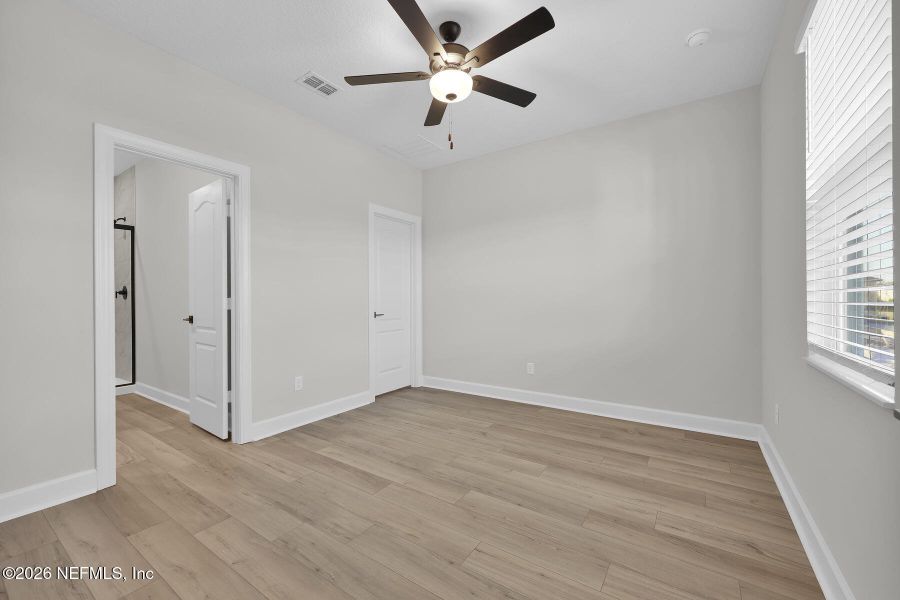 Spacious, unfurnished interior of a new home in Jennings Farm, Middleburg (Image 12).